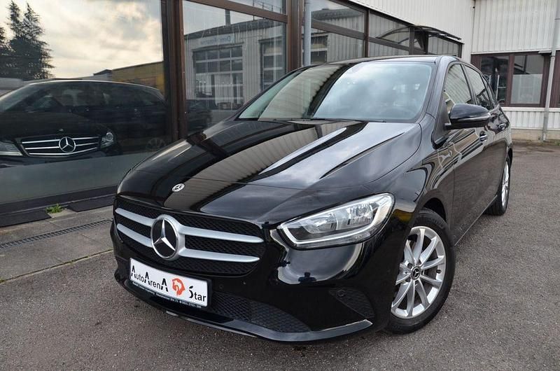 Schwarz Gebraucht 2022 Mercedes B200 Van / Kleinbus | 22.990 € (Guter Preis) - Bild 1/4
