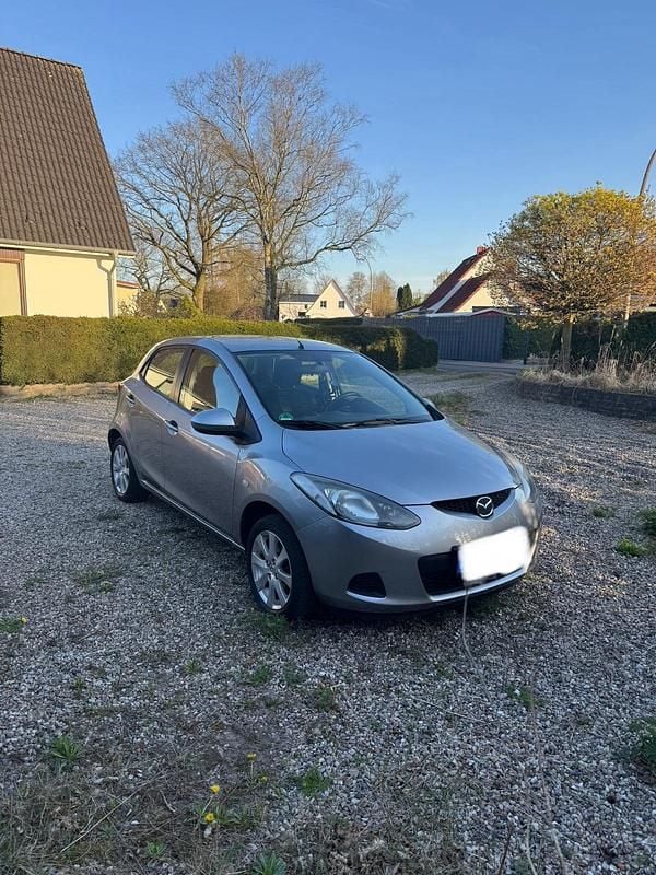 Grau Gebraucht 2009 Mazda 2 Limousine | 3.950 € - Bild 1/4