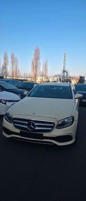 Schwarz Gebraucht 2018 Mercedes E200 Limousine | 8.499 € (Superpreis) - Bild 1/4