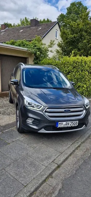 Gebraucht Ford Kuga Titanium 150 PS (110 kW) 2018 Grau SUV