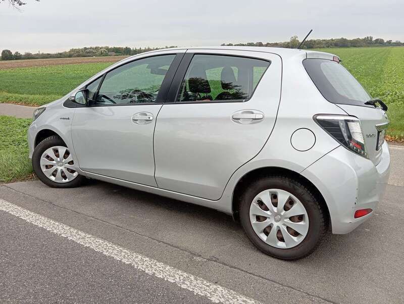 Silber Gebraucht 2014 Toyota Yaris Hybrid Kleinwagen | 8.900 € (Fairer Preis) - Bild 1/4