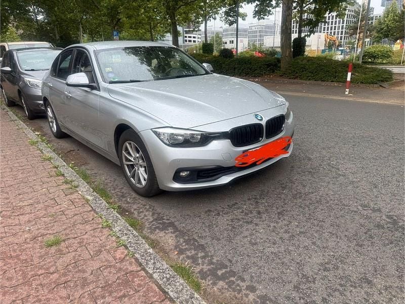 Silber Gebraucht 2015 BMW 318 Limousine | 13.999 € (Fairer Preis) - Bild 1/3