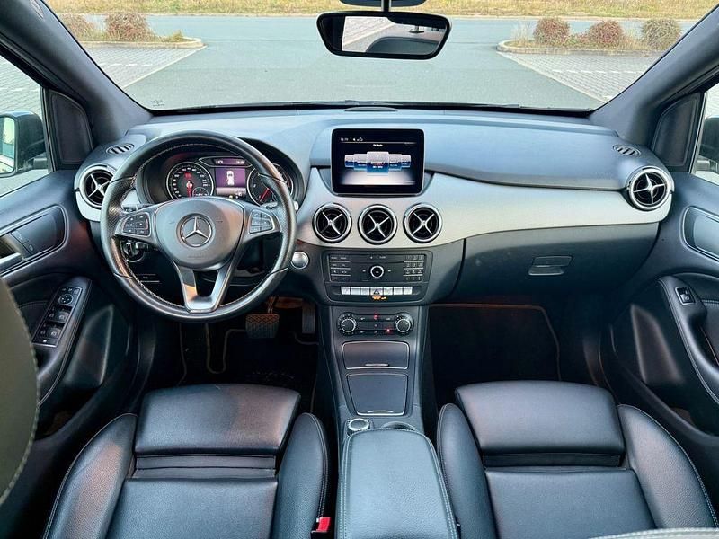 Schwarz Gebraucht 2018 Mercedes B220 Style Van / Kleinbus | 11.999 € (Etwas zu teuer) - Bild 1/4