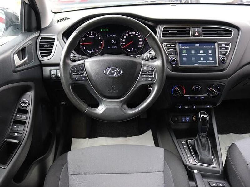 Gebraucht Hyundai i20 Advantage 101 PS (74 kW) 2020 Silber Kleinwagen
