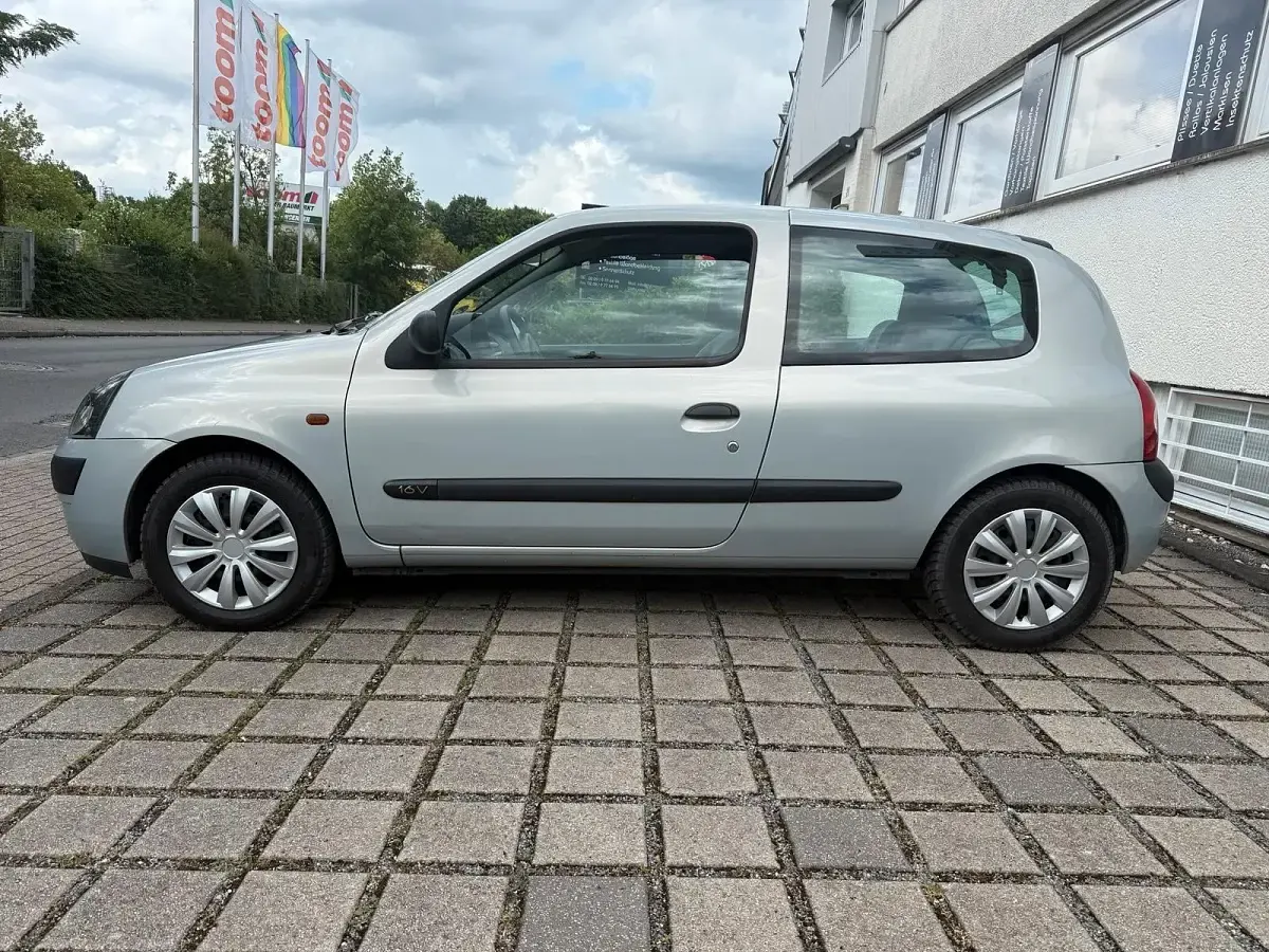 Gebraucht Renault Clio 75 PS (55 kW) 2002 Grau Kleinwagen