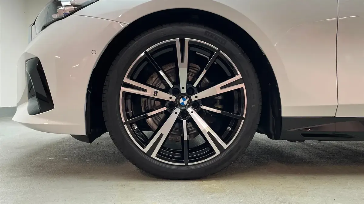 Gebraucht BMW 520 Comfort Edition 197 PS (144 kW) 2025 Mineralweiß metallic Kombi