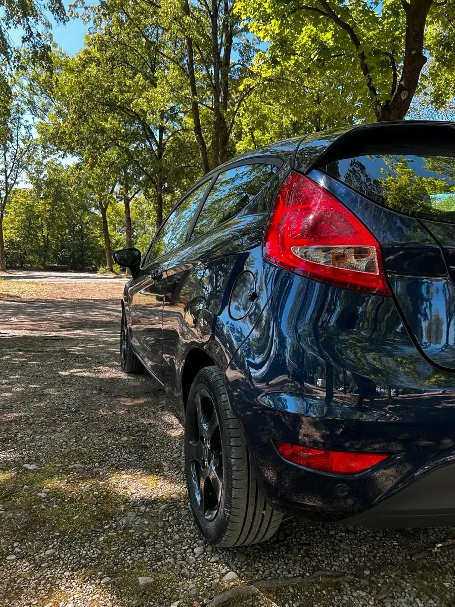 Gebraucht Ford Fiesta 97 PS (71 kW) 2012 Blau Kleinwagen