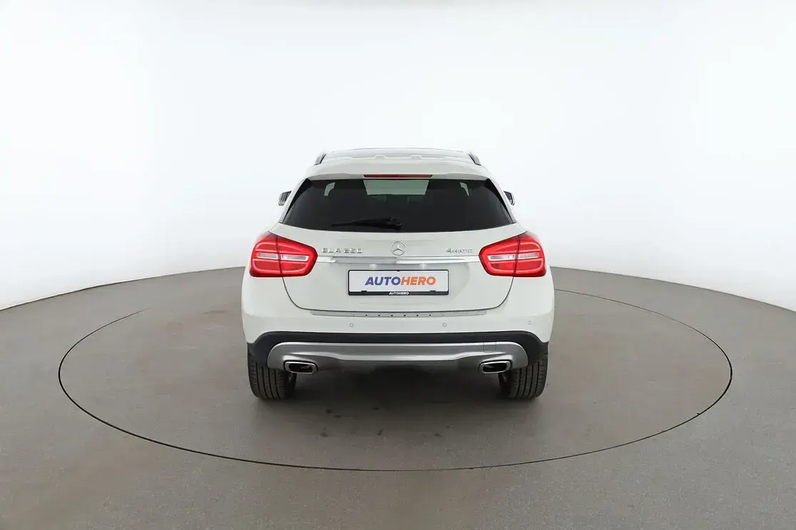 Gebraucht Mercedes GLA250 Urban 211 PS (155 kW) 2015 Weiß SUV