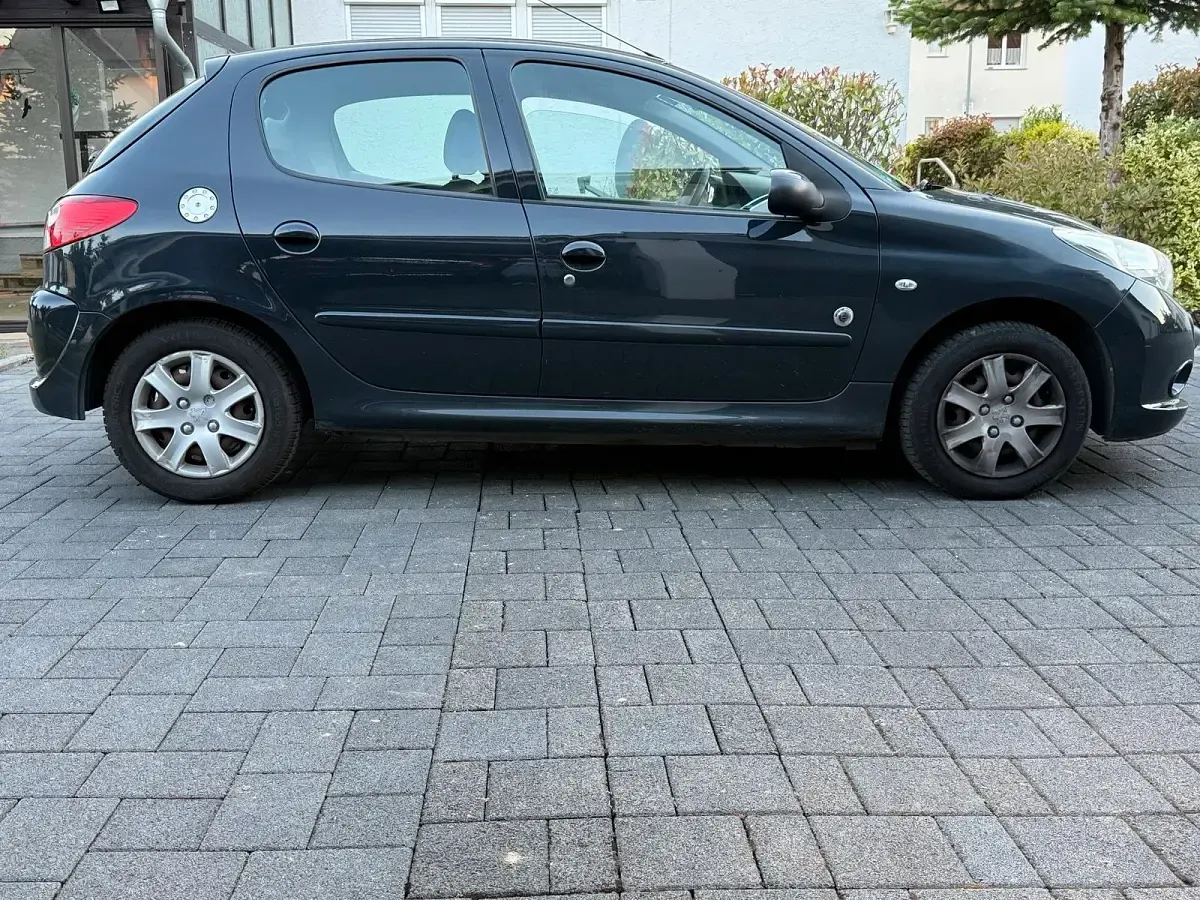 Gebraucht Peugeot 206 60 PS (44 kW) 2012 Grau Limousine