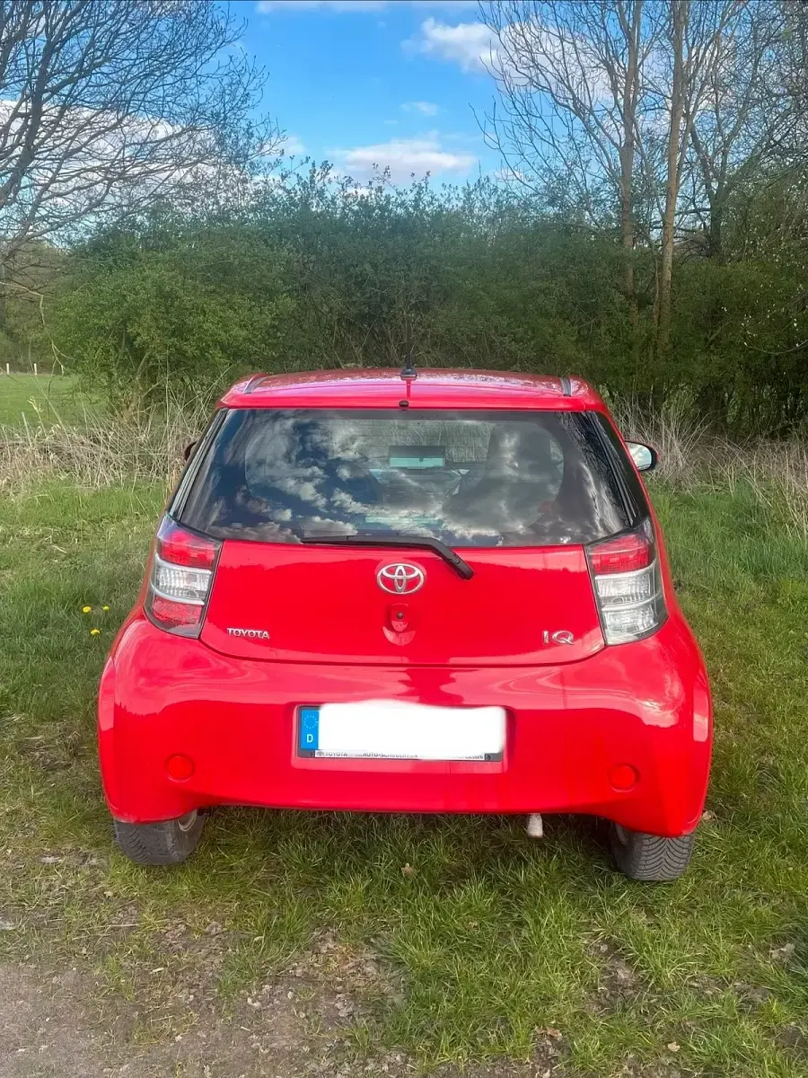 Gebraucht Toyota iQ 68 PS (50 kW) 2011 Rot Kleinwagen