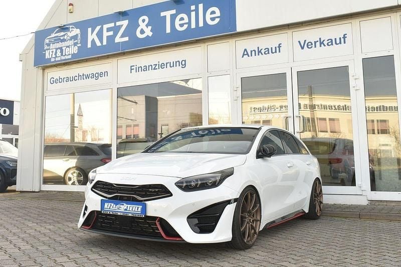 Weiß Gebraucht 2023 Kia ProCeed GT Kleinwagen | 26.980 € (Fairer Preis) - Bild 1/4