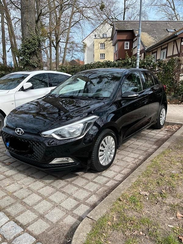 Gebraucht Hyundai i20 74 PS (54 kW) 2016 Schwarz Kleinwagen