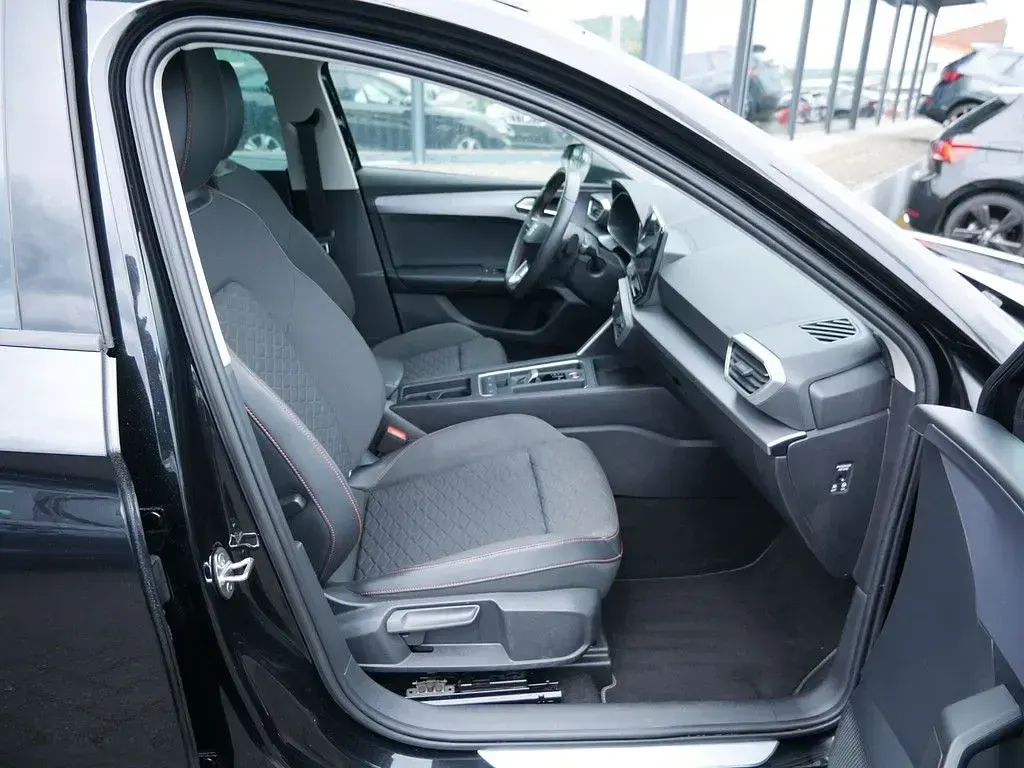 Używany Seat Leon FR 150 KM (110 kW) 2021 Czarny Sedan/Limuzyna