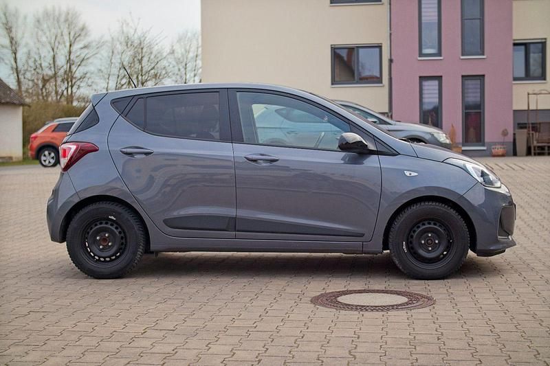 Gebraucht Hyundai i10 Trend 87 PS (63 kW) 2018 Grau Kleinwagen