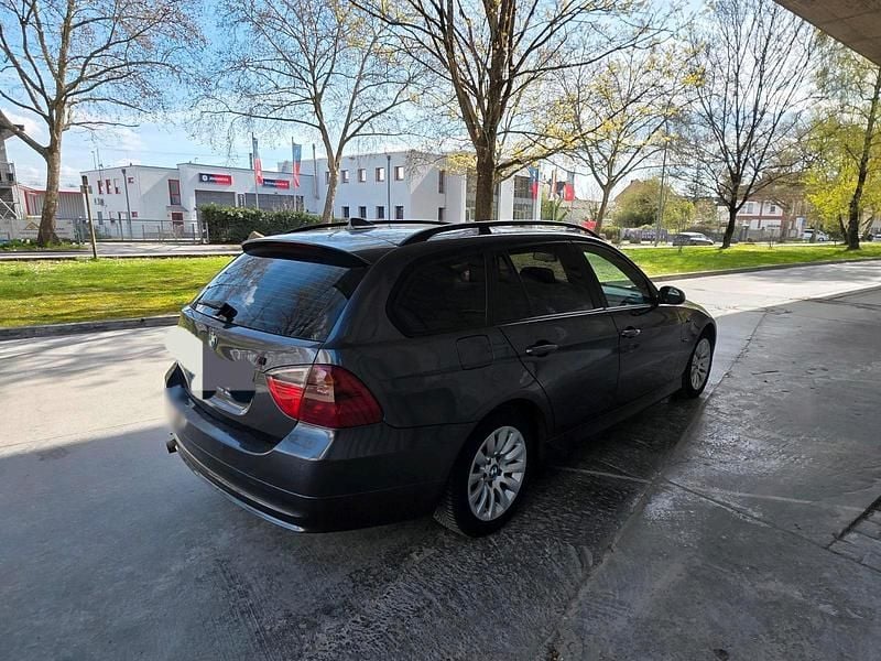 Gebraucht BMW 320 150 PS (110 kW) 2007 Grau Kombi