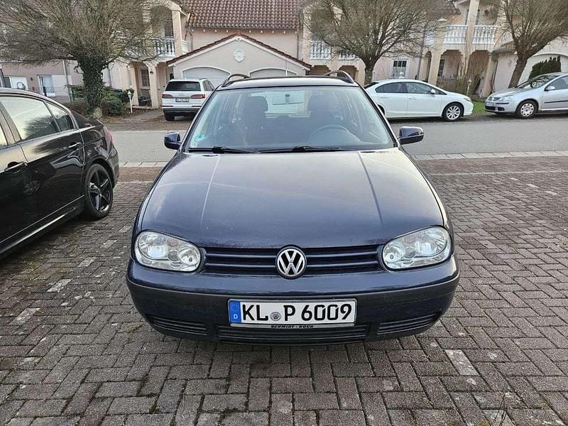 Blau Gebraucht 2002 VW Golf IV Kombi | 2.400 € (Etwas zu teuer) - Bild 1/4