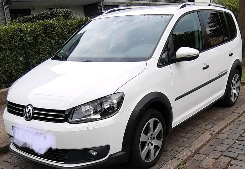Weiß Gebraucht 2013 VW Touran Cross Van / Kleinbus | 17.999 € - Bild 1/4