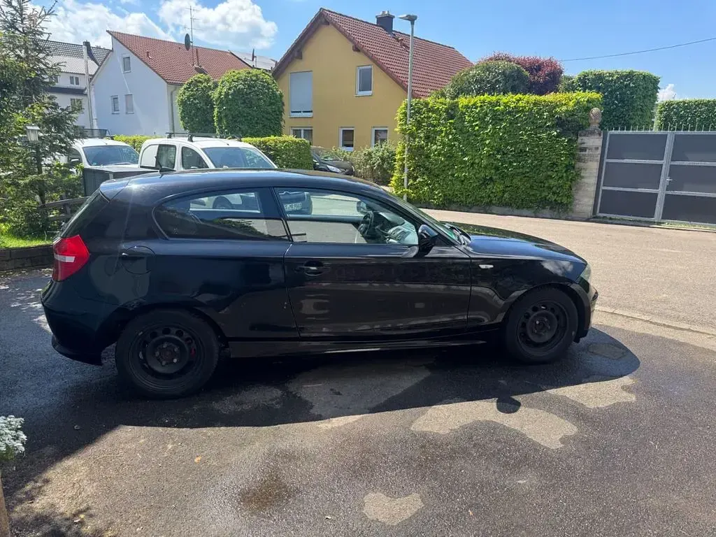 Gebraucht BMW 116 122 PS (89 kW) 2012 Schwarz Kleinwagen