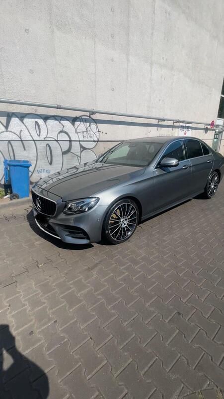 Grau Gebraucht 2019 Mercedes E300 AMG line Limousine | 32.490 € (Guter Preis) - Bild 1/4