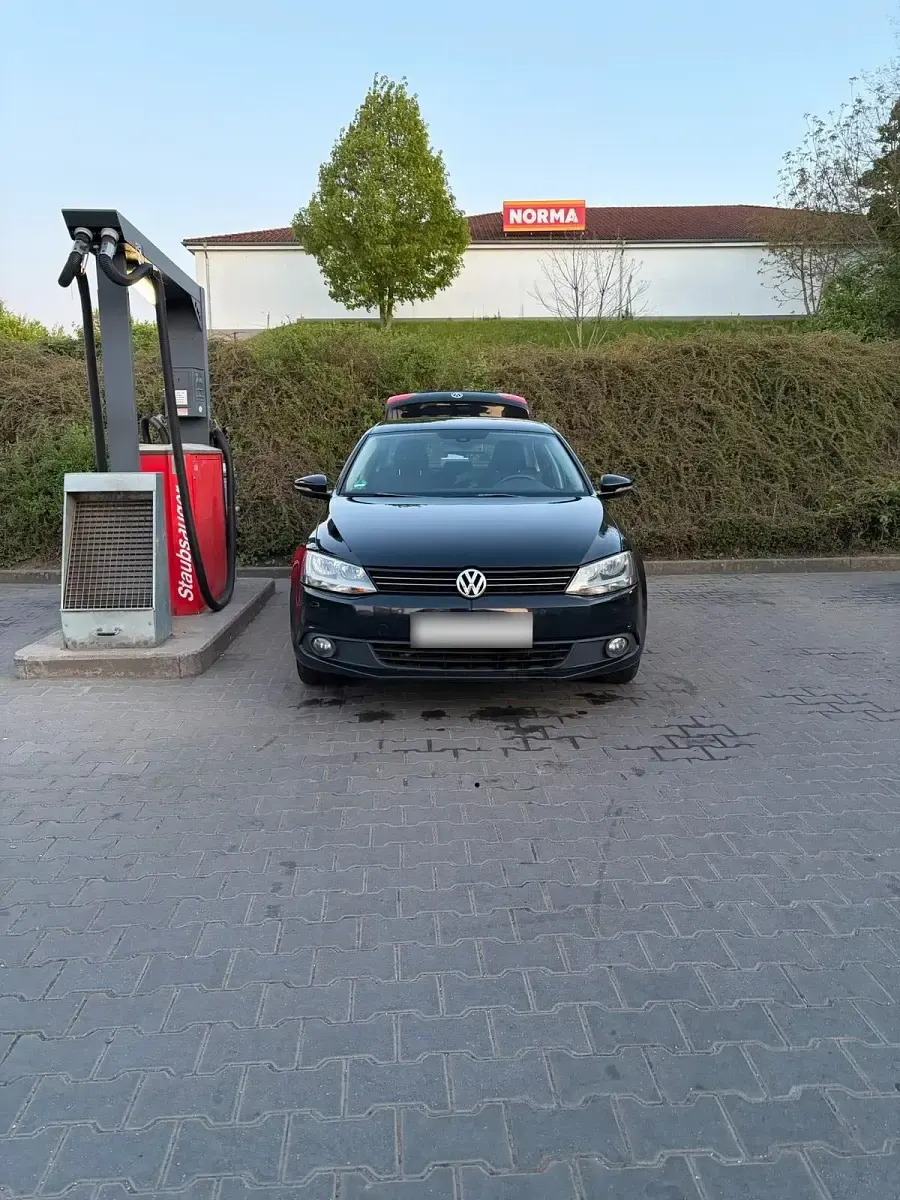 Gebraucht VW Jetta 105 PS (77 kW) 2011 Schwarz Limousine