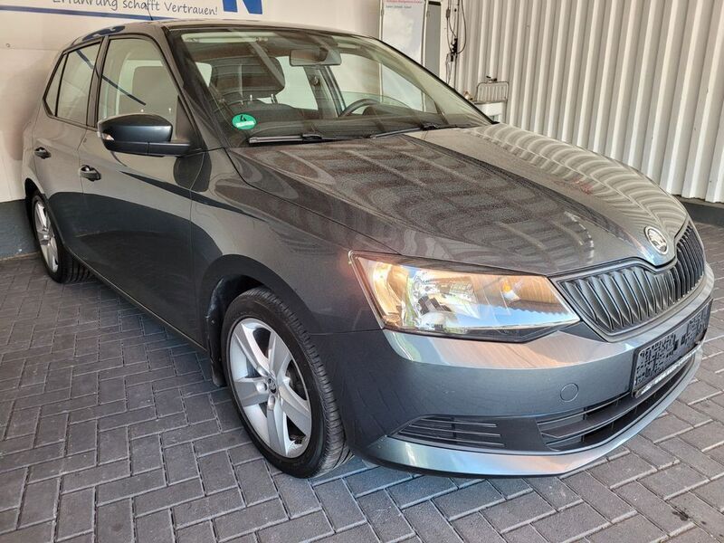 Grau Gebraucht 2017 Skoda Fabia Cool Edition Limousine | 7.950 € (Fairer Preis) - Bild 1/4