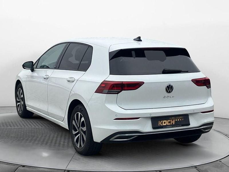 Gebraucht VW Golf VIII Active 131 PS (96 kW) 2022 Weiß Limousine
