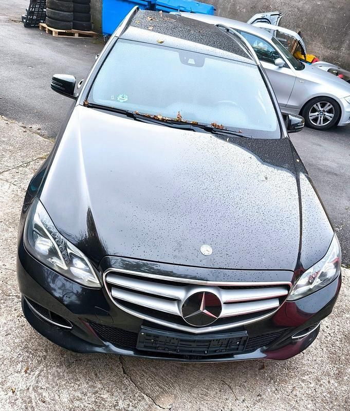 Schwarz Gebraucht 2014 Mercedes E200 Avantgarde Kombi | 13.900 € (Guter Preis) - Bild 1/4
