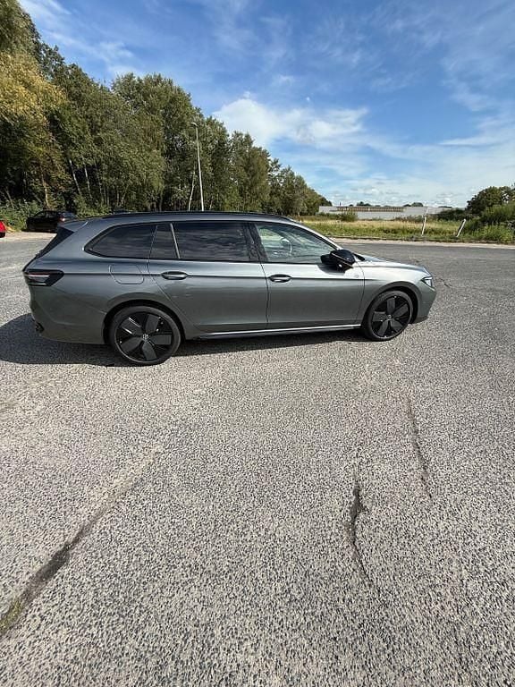 Gebraucht VW Passat R-line 272 PS (200 kW) 2024 Grau Kombi
