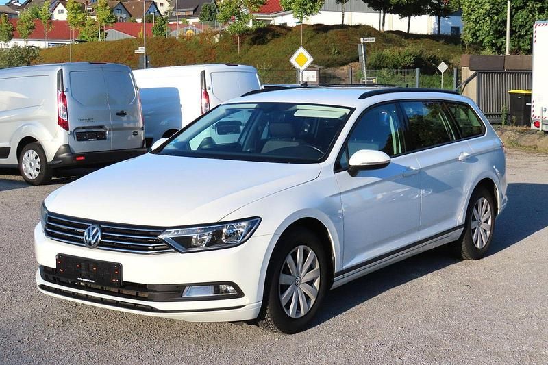 Weiß Gebraucht 2019 VW Passat Kombi | 15.950 € (Guter Preis) - Bild 1/4