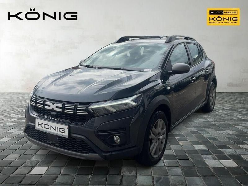 Kometengrau Gebraucht 2023 Dacia Sandero Expression Kleinwagen | 18.999 € (Fairer Preis) - Bild 1/4