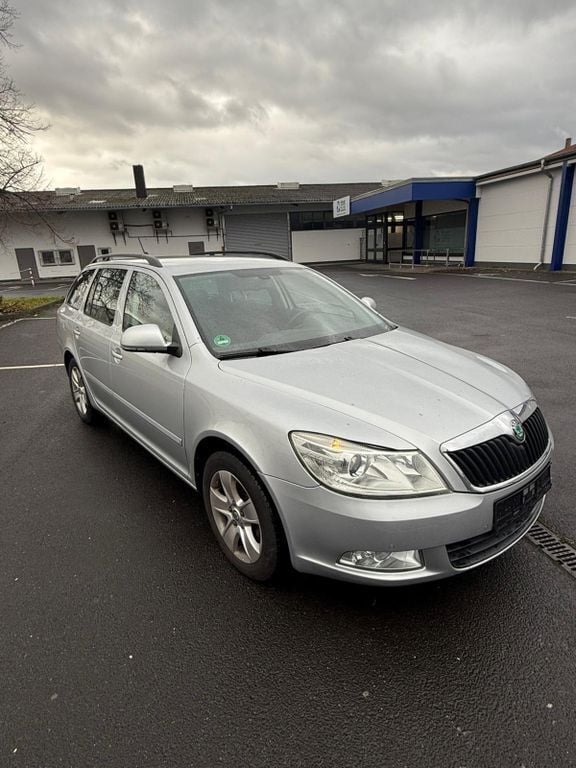 Silber Gebraucht 2013 Skoda Octavia Kombi | 6.700 € (Superpreis) - Bild 1/4