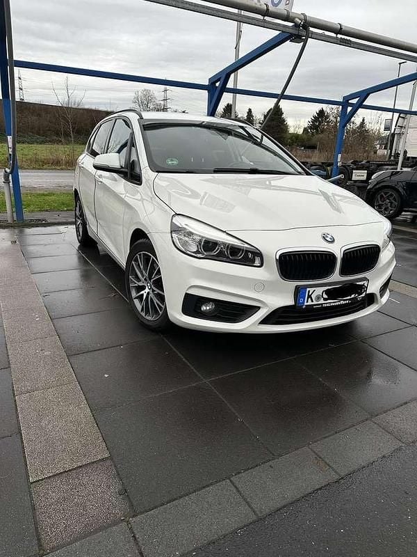 Weiß Gebraucht 2016 BMW 218 Advantage Van / Kleinbus | 12.500 € (Guter Preis) - Bild 1/4
