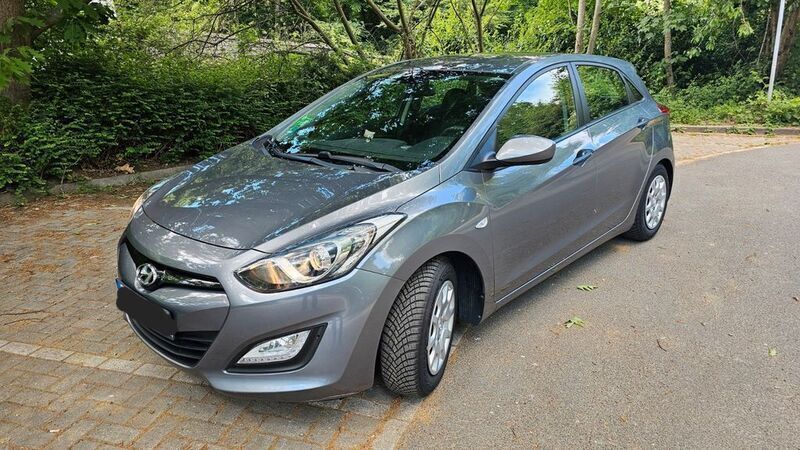 Grau Gebraucht 2013 Hyundai i30 Classic Limousine | 5.800 € (Guter Preis) - Bild 1/4