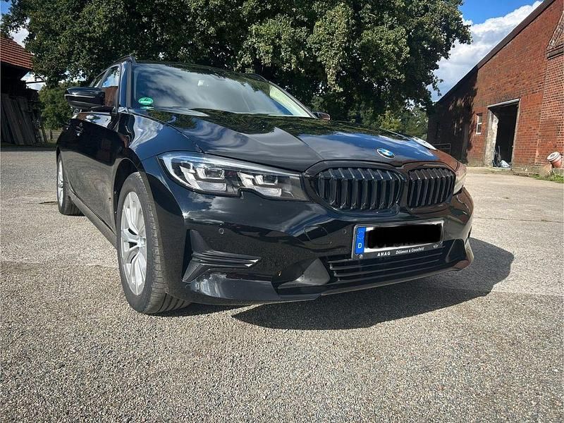 Schwarz Gebraucht 2020 BMW 320 Advantage Kombi | 23.990 € (Etwas zu teuer) - Bild 1/4
