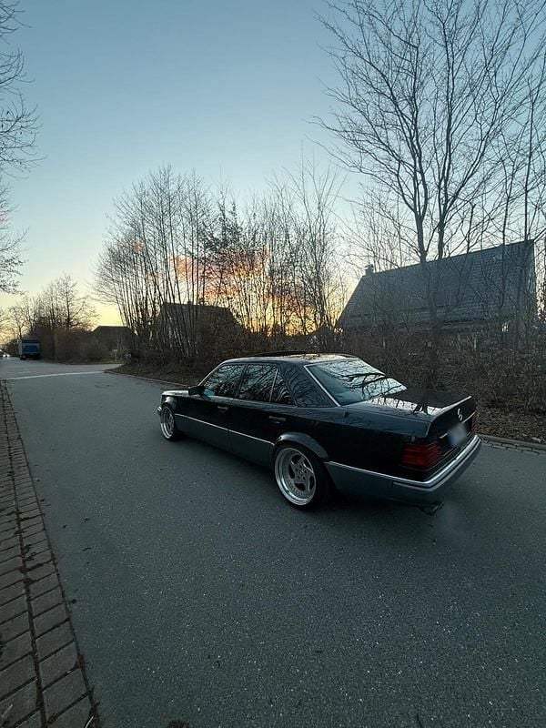 Gebraucht Mercedes E230 140 PS (102 kW) 1992 Schwarz Limousine