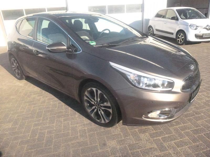 Gebraucht Kia Ceed Spirit 135 PS (99 kW) 2015 Beige Kleinwagen