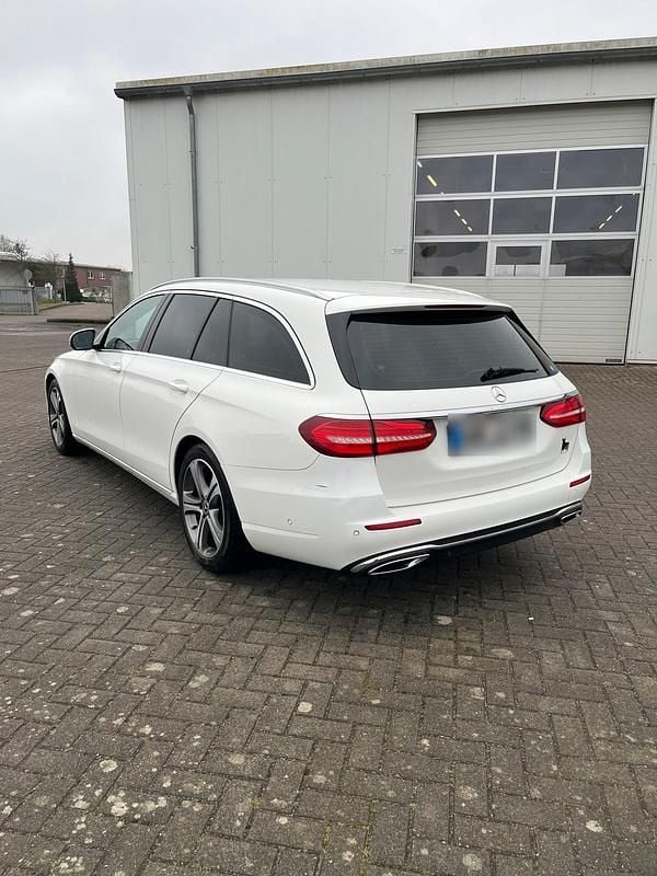 Gebraucht Mercedes E220 194 PS (142 kW) 2017 Weiß Kombi