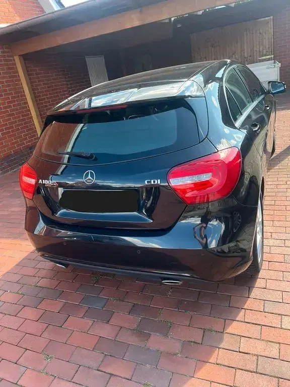 Gebraucht Mercedes A180 109 PS (80 kW) 2014 Schwarz Kleinwagen