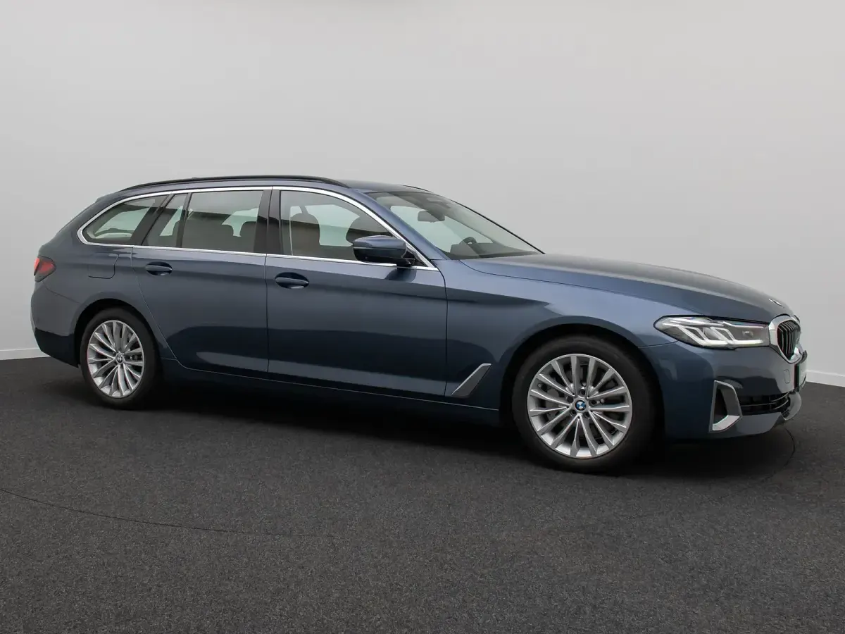 Gebraucht BMW 530 Luxury Line 245 PS (180 kW) 2023 Actic race blue  c4fbraun Limousine