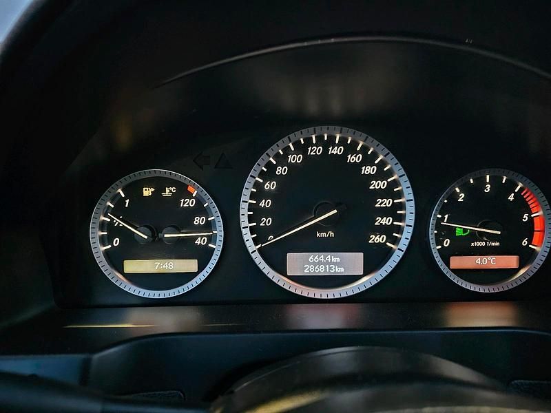 Schwarz Gebraucht 2009 Mercedes C200 Limousine | 3.900 € - Bild 1/4