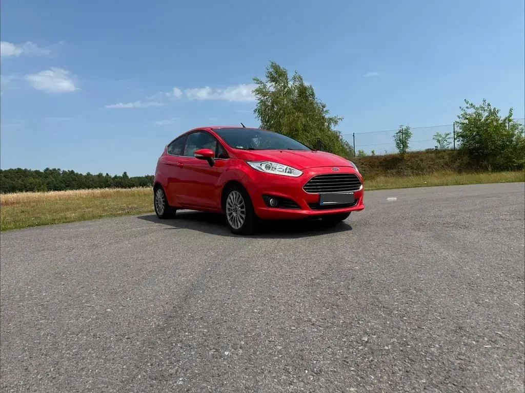 Gebraucht Ford Fiesta Titanium 82 PS (60 kW) 2014 Rot Kleinwagen