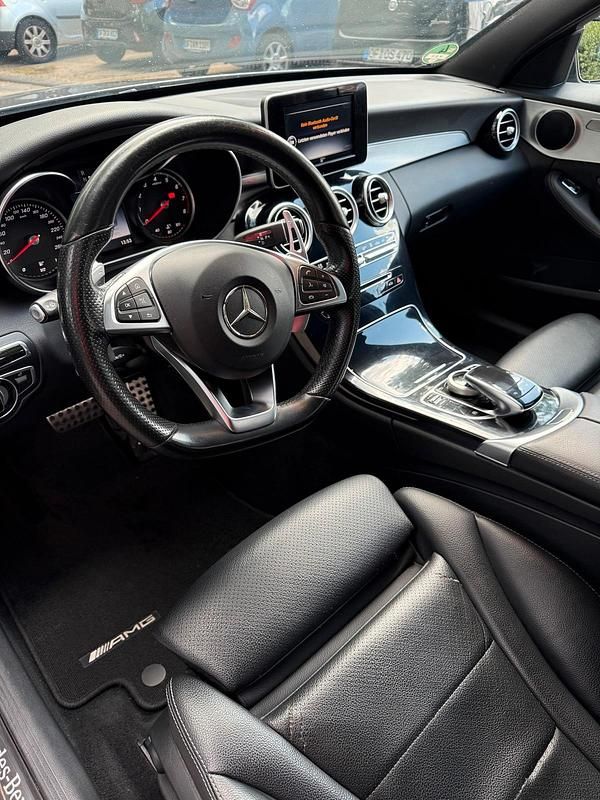 Grau Gebraucht 2016 Mercedes C200 AMG line Limousine | 18.200 € (Fairer Preis) - Bild 1/4