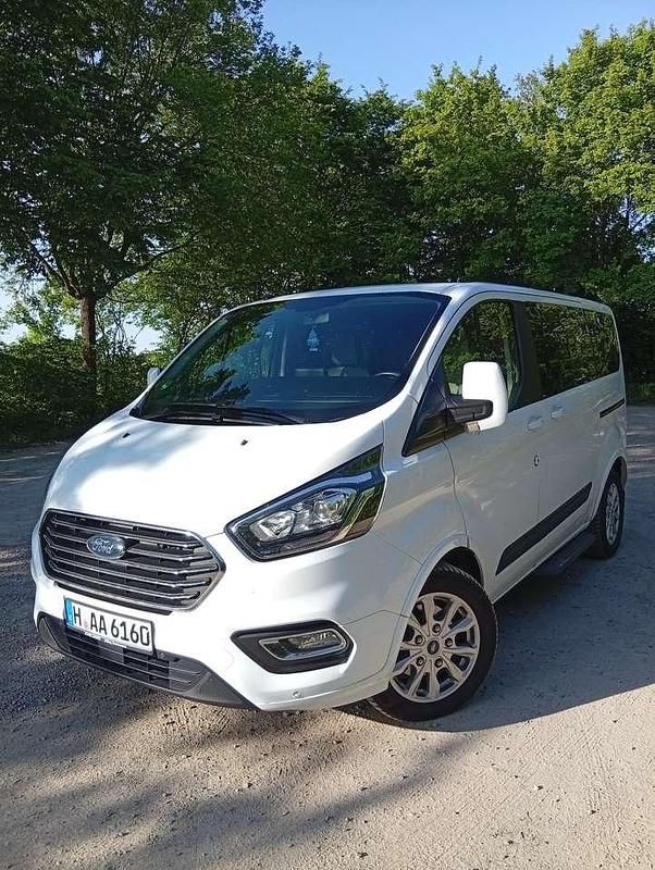 Gebraucht Ford Tourneo Titanium 131 PS (96 kW) 2019 Weiß Van / Kleinbus