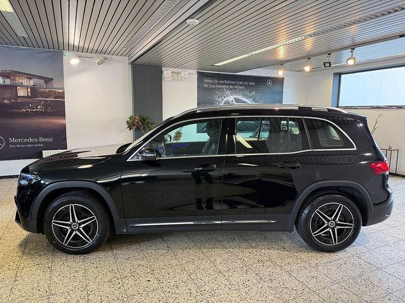 Kosmosschwarz metallic Gebraucht 2023 Mercedes EQB250 AMG line SUV | 31.675 € (Superpreis) - Bild 1/4