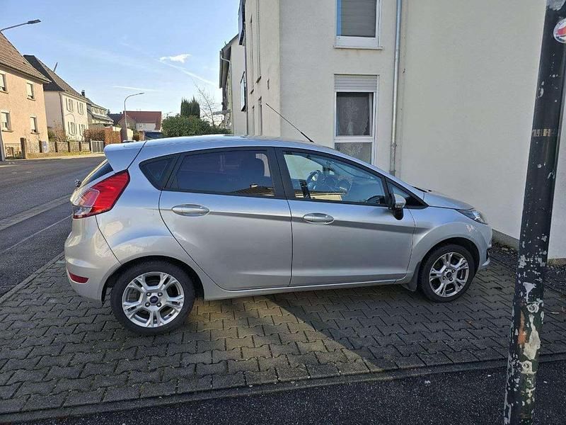 Gebraucht Ford Fiesta Trend 101 PS (74 kW) 2015 Silber Limousine