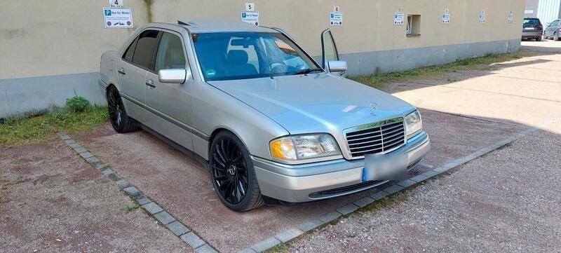 Silber Gebraucht 1993 Mercedes C220 Elegance Limousine | 7.500 € - Bild 1/4