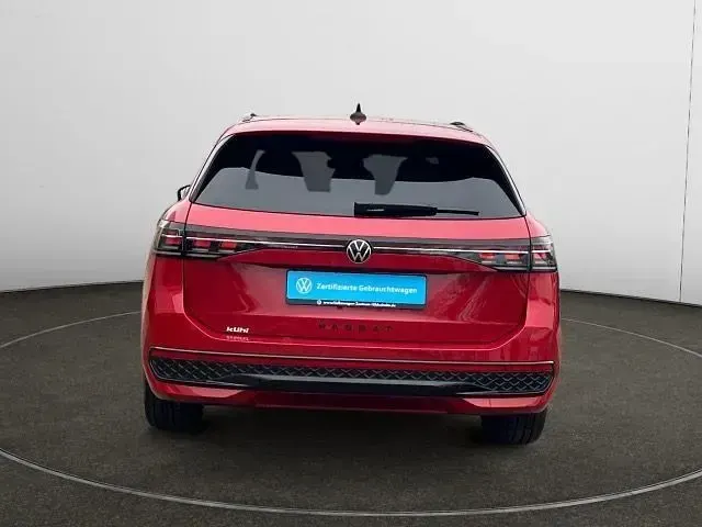 Gebraucht VW Passat R-line 150 PS (110 kW) 2024 Chilirot metallic Kombi