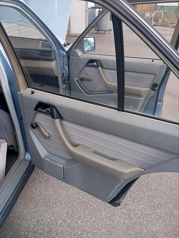 Gebraucht Mercedes E260 160 PS (117 kW) 1987 Blau Limousine