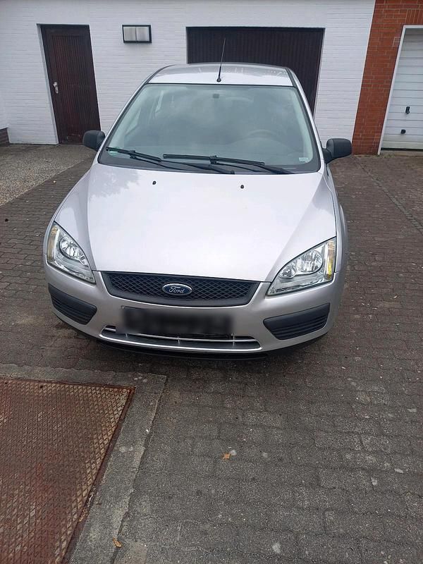 Grau Gebraucht 2005 Ford Focus Kombi | 1.000 € (Superpreis) - Bild 1/4