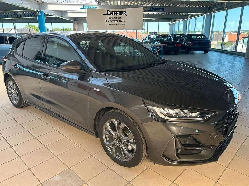 Grau Gebraucht 2024 Ford Focus ST-Line X Limousine | 29.790 € (Fairer Preis) - Bild 1/2